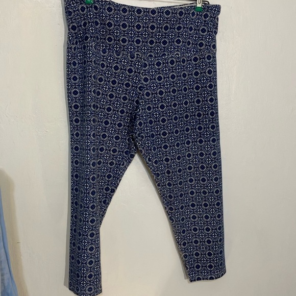 🌈 NWOT indigo geo print capri leggings Large - Picture 2 of 5